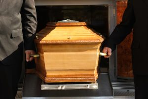 fleurs dans un vase dans un cimetiere