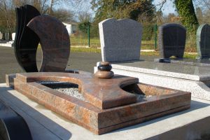 fleurs dans un vase dans un cimetiere